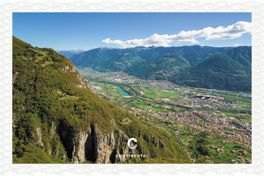 Capo di Ponte. La sua fama è legata alle incisioni rupestri della Valle Camonica e ai suoi tre parchi archeologici, patrimonio dell’UNESCO